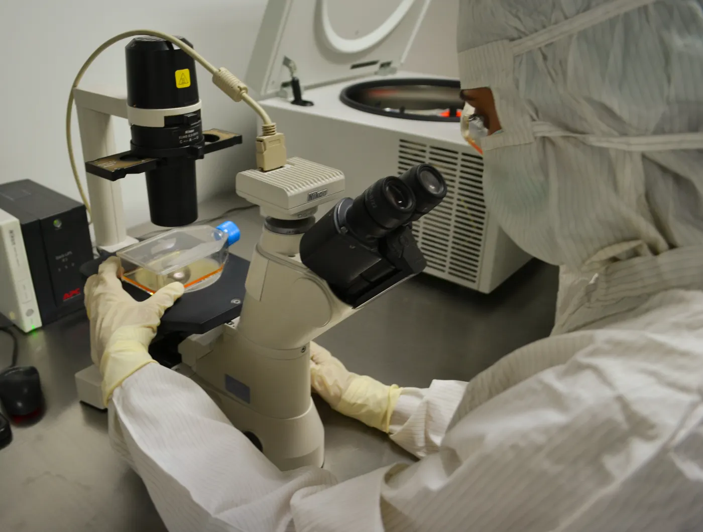 Profesional trabajando con equipo de laboratorio biomédico